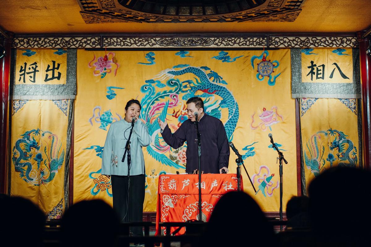 开场，其中左边是乔九，右边不知