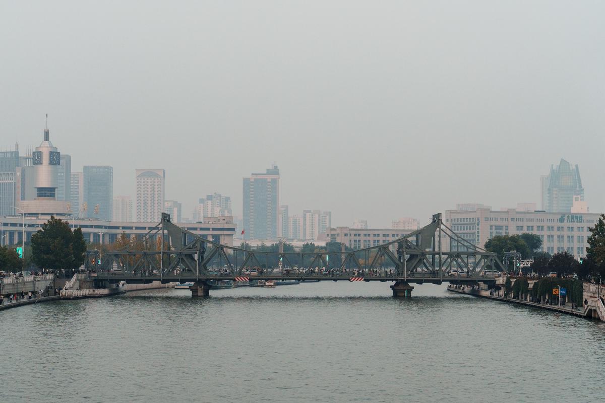 解放桥（大沽桥上拍的，天气通过照片能看到非常霾）