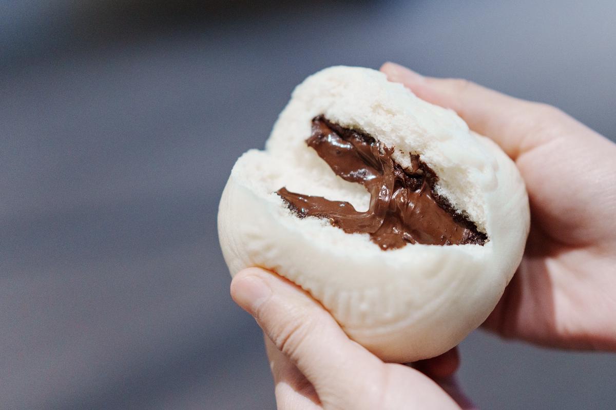 掰开的巧克力陷蒸饼