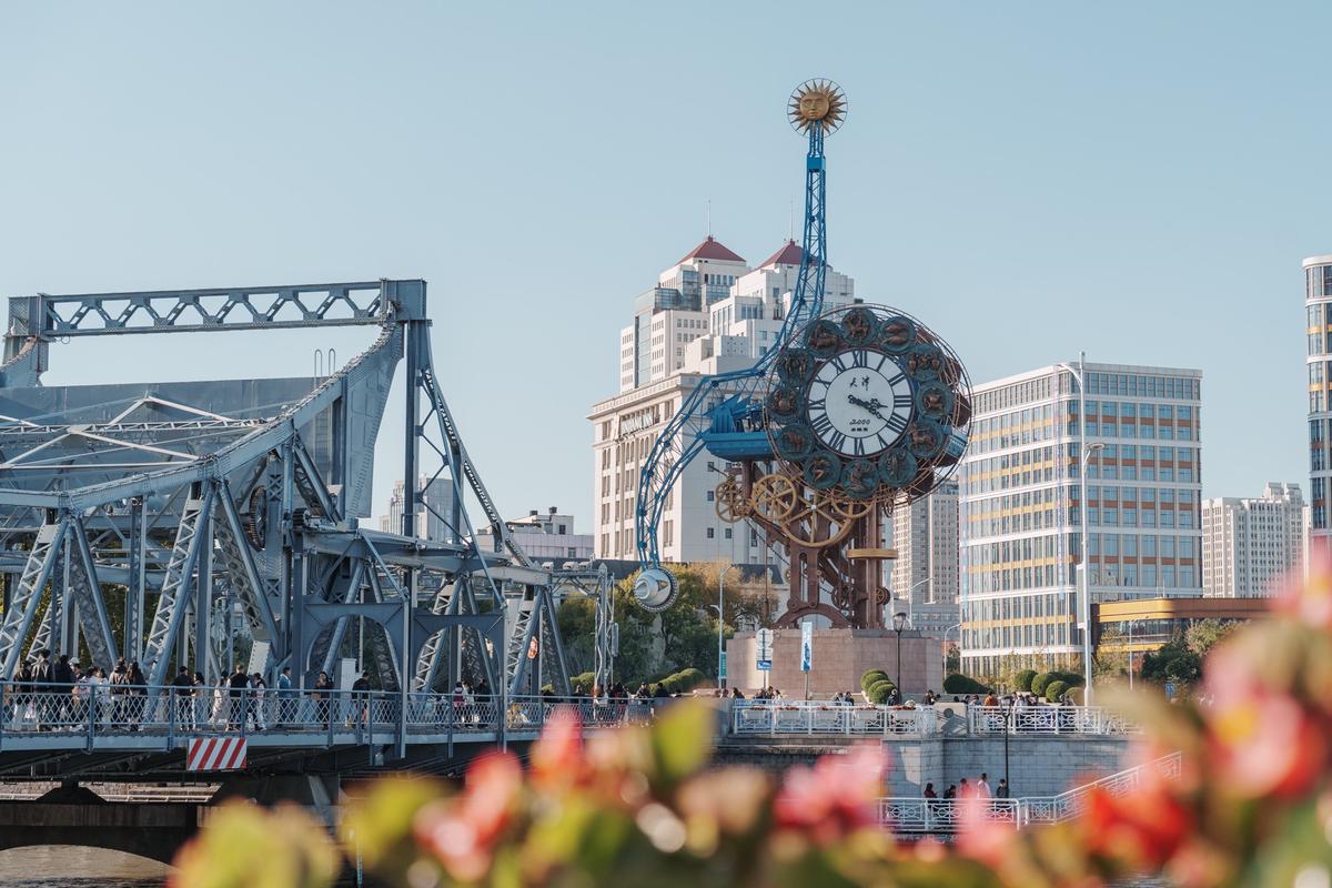 解放桥和世纪钟