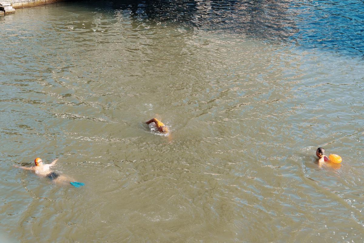 跳水后的大爷，没抓拍上跳水时的大爷