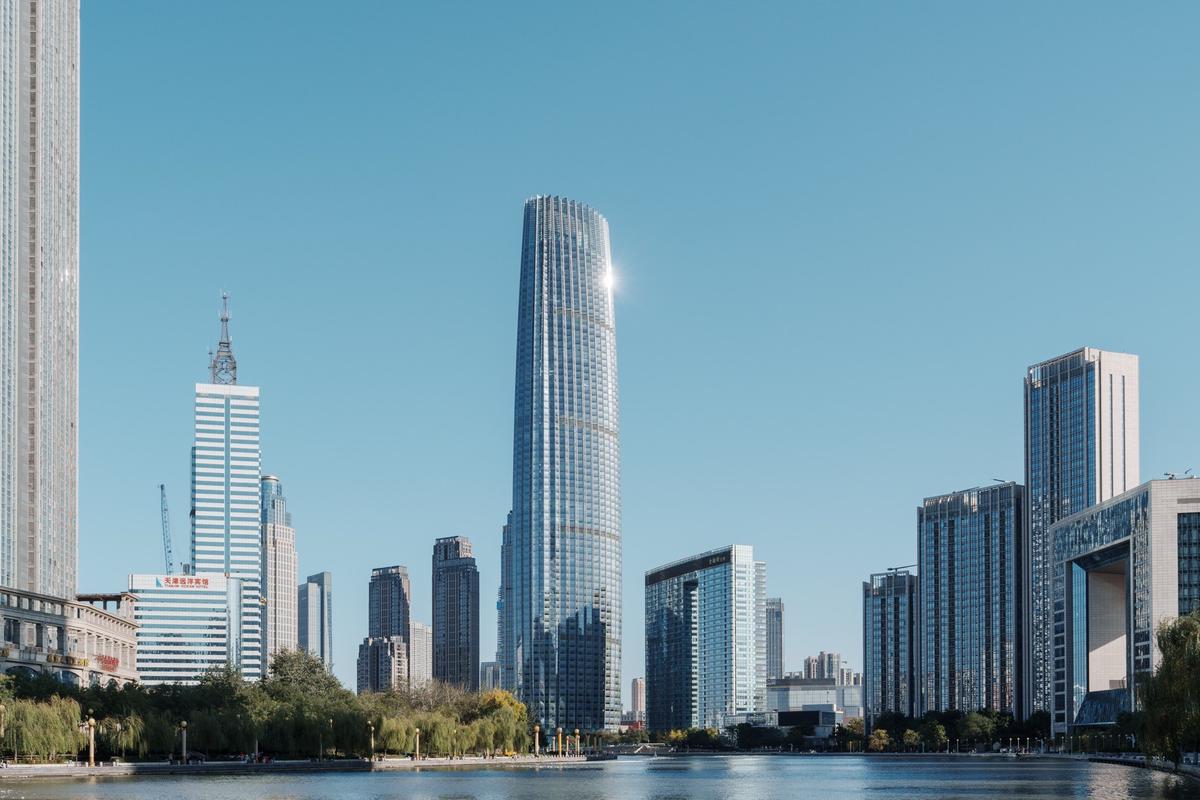 北安桥上拍摄天津环球金融中心，和昨天天气对比差距很大