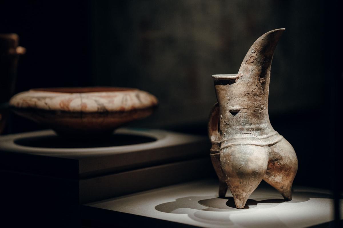 新石器时代文物，左：彩陶体，右：大汶口文化白陶鬶