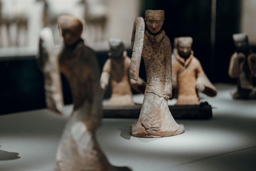 西汉陶骞袍女舞俑