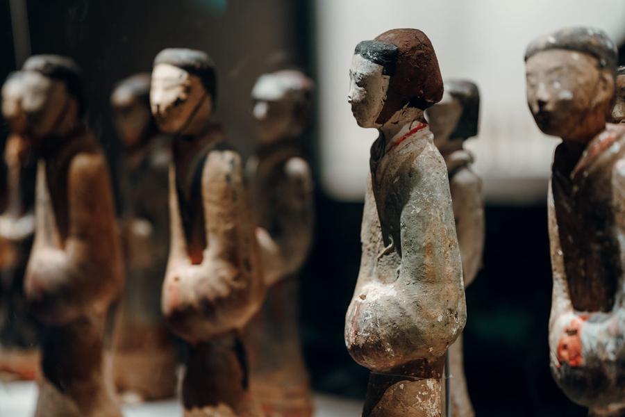 西汉彩绘陶执兵俑