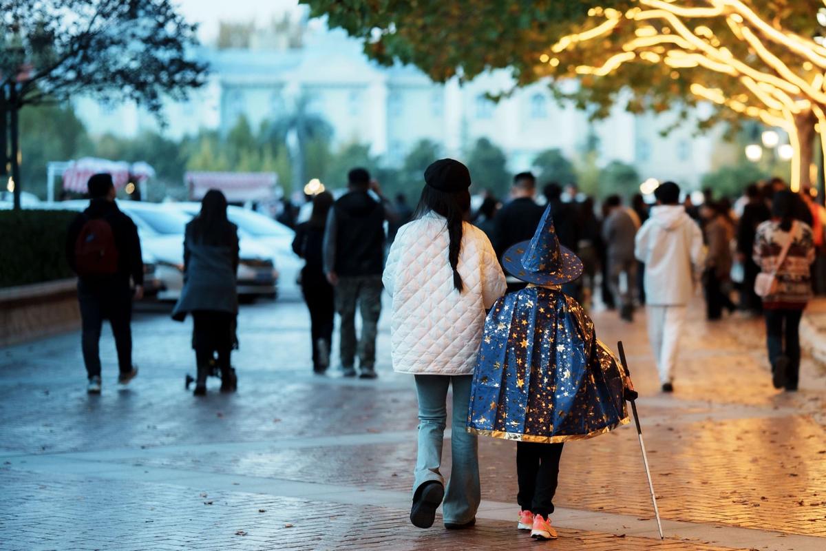 盛装出游的小孩