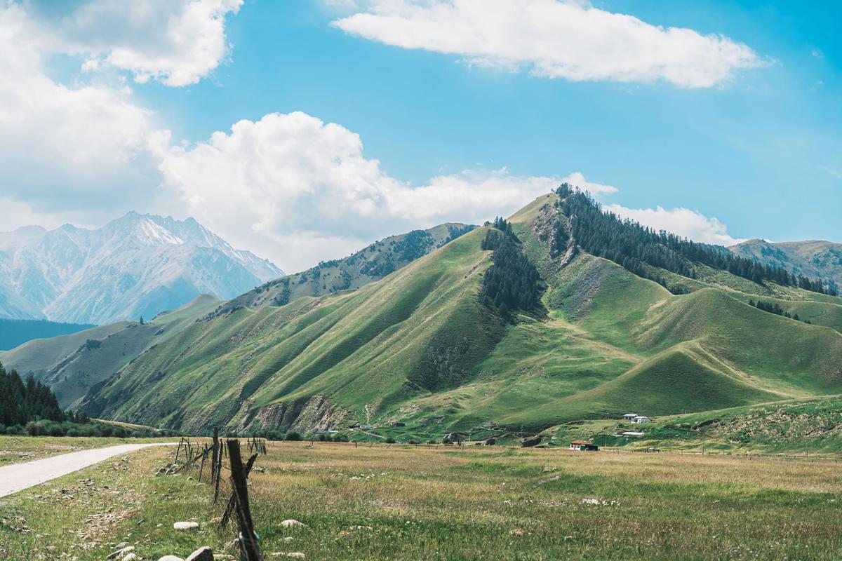 日旭村，祁连山附近比较典型的景色