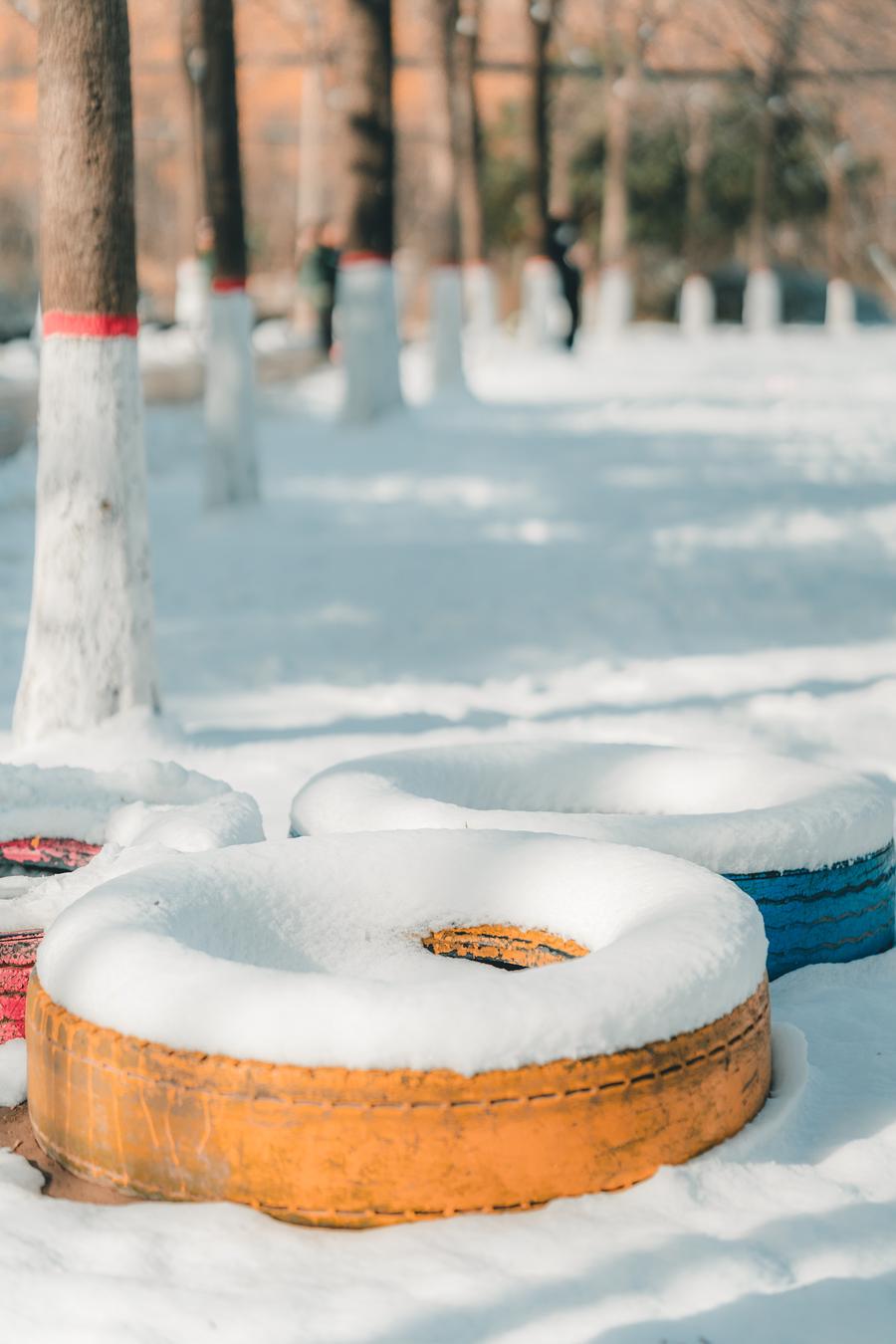 覆雪的轮胎 覆雪的轮胎