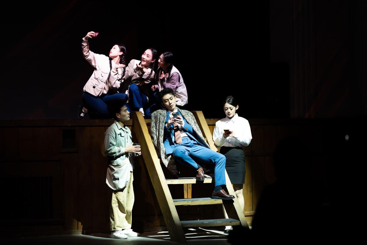 主持人出场 主持人出场