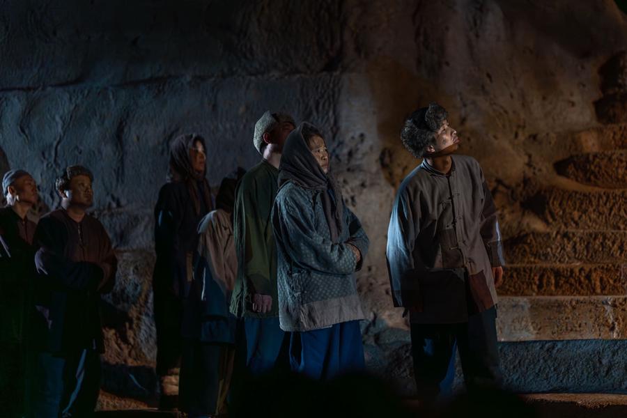 第三幕村里年轻人目送老人离去