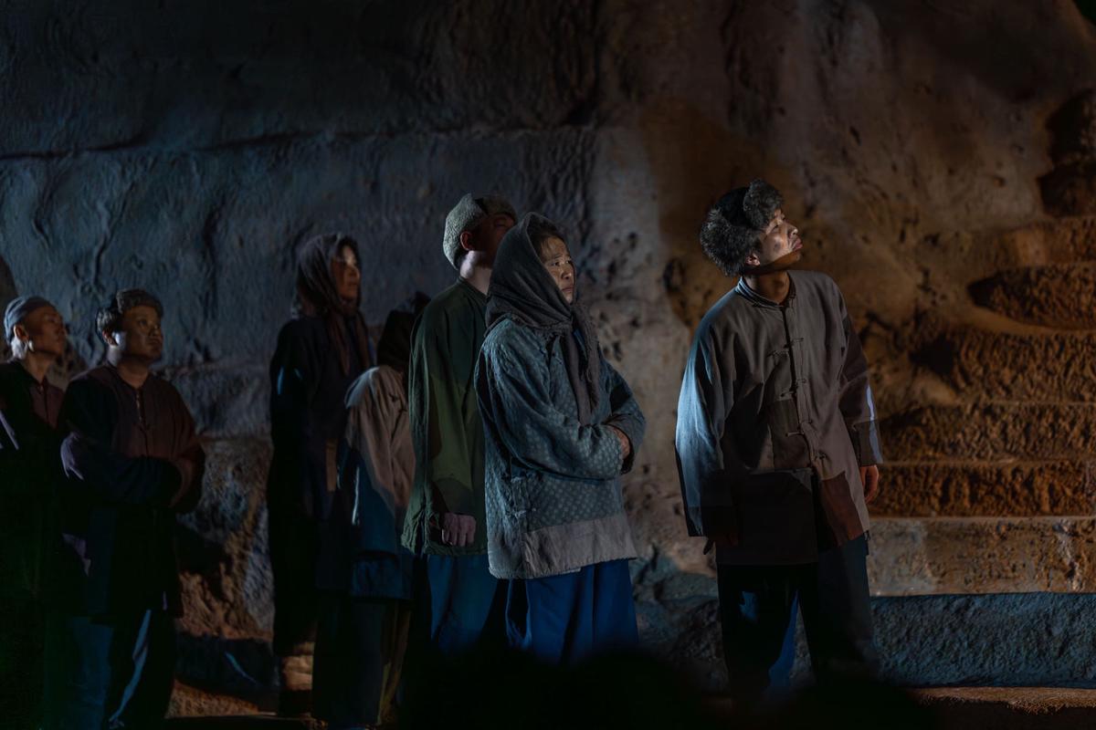 第三幕村里年轻人目送老人离去 第三幕村里年轻人目送老人离去