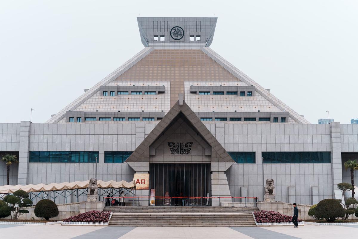 博物院主楼：金字塔造型