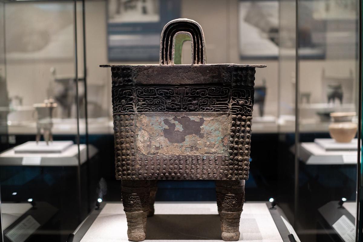 兽面乳钉纹铜方鼎