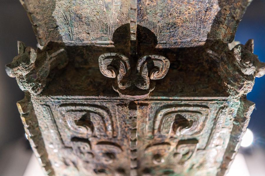 “妇好”铜方尊-局部