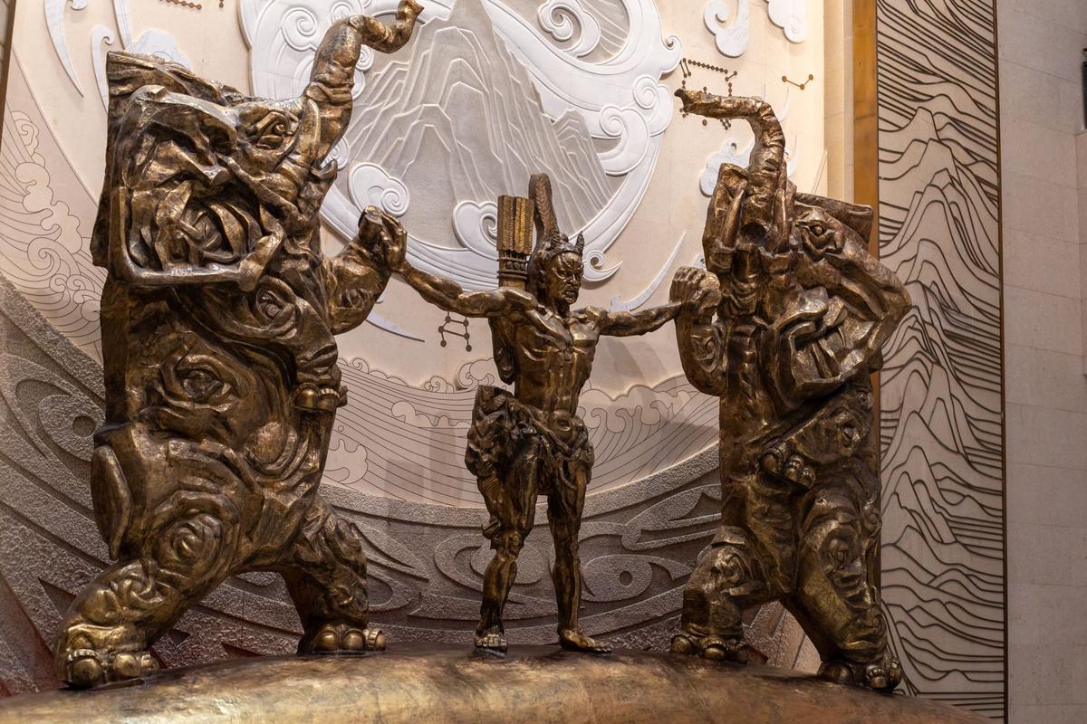 场馆内一楼雕像