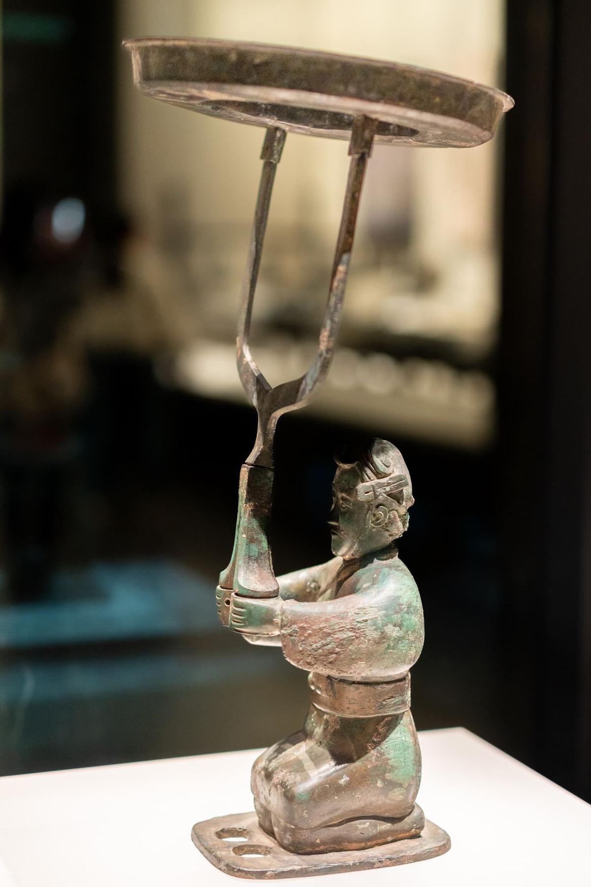 跽坐人漆绘铜灯