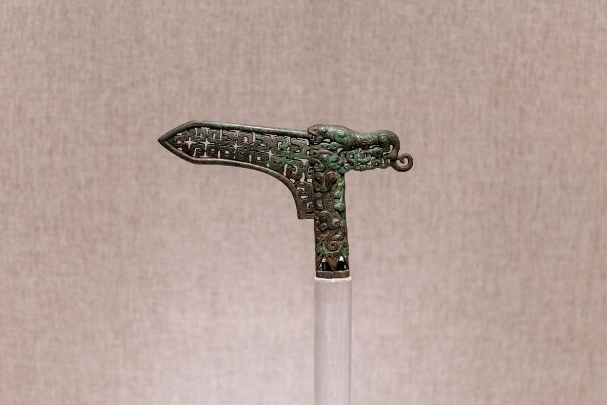 龙虎纹镂空仪仗铜戈