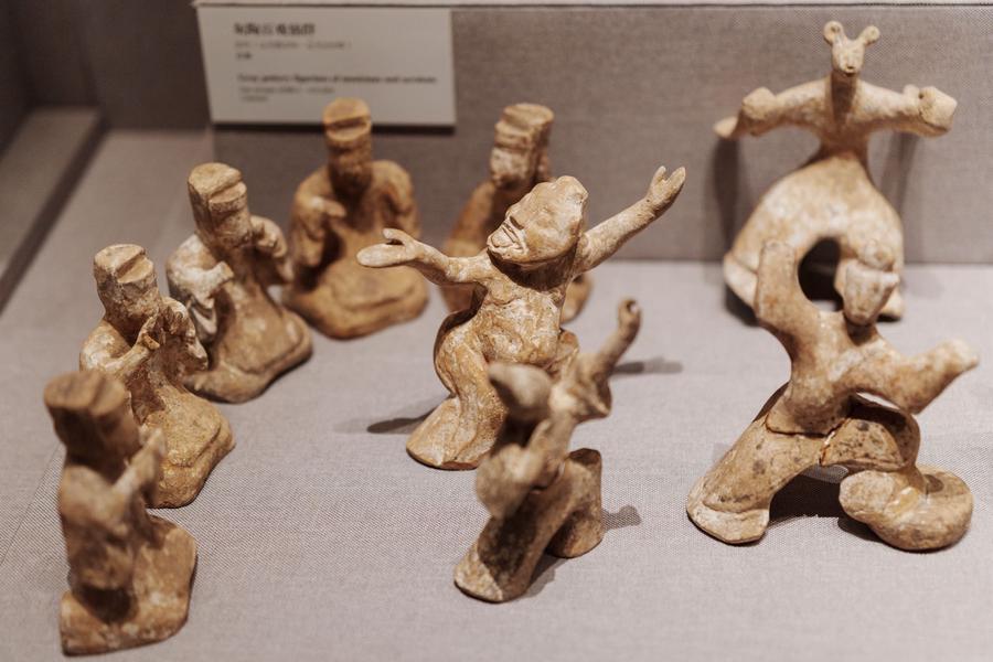 百戏陶俑群 百戏陶俑群