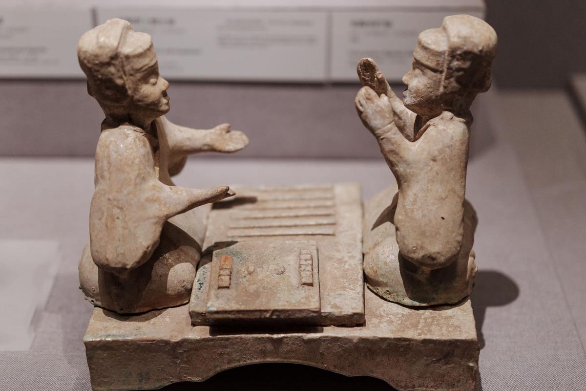 六博陶俑 六博陶俑