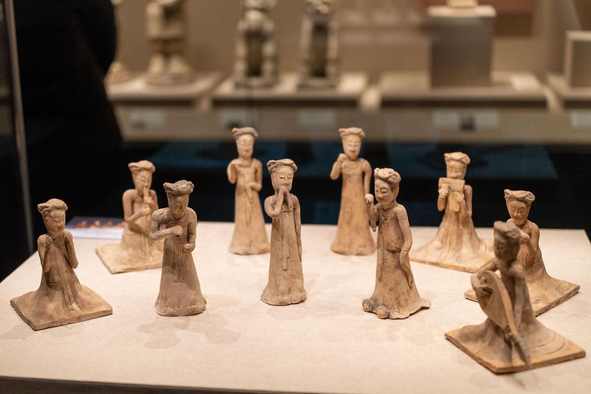 绘彩陶坐姿伎乐女俑 绘彩陶坐姿伎乐女俑