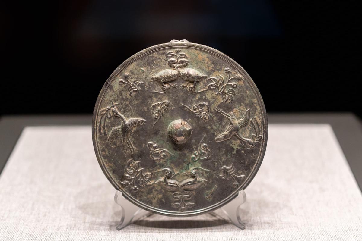 透雕花鸟纹铜镜 透雕花鸟纹铜镜