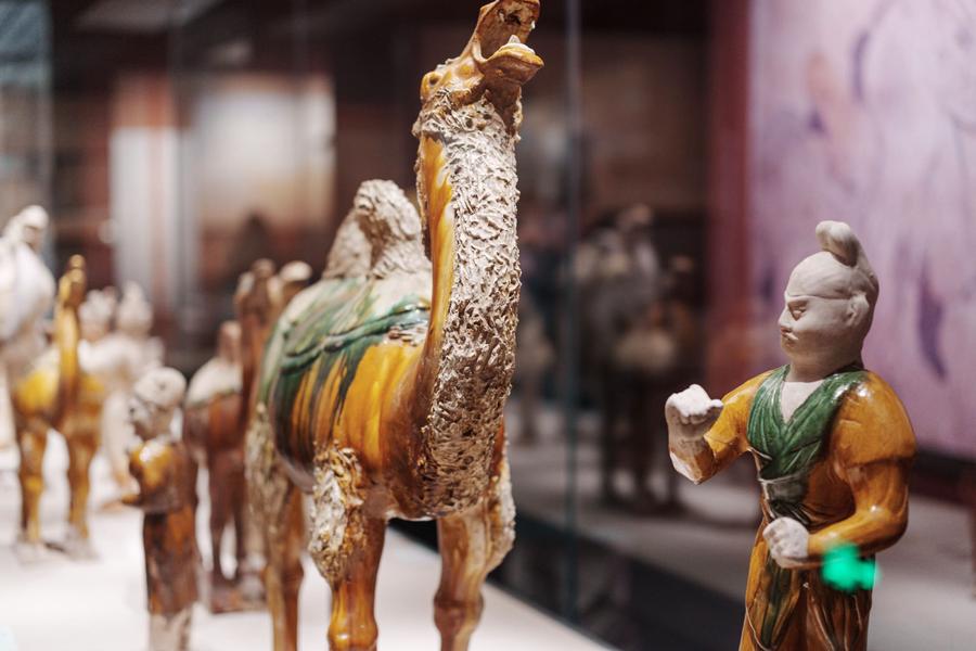 三彩骆驼及牵驼胡佣 三彩骆驼及牵驼胡佣