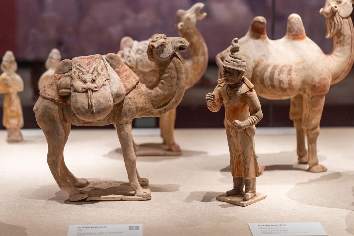 绘彩陶载物骆驼 绘彩陶载物骆驼