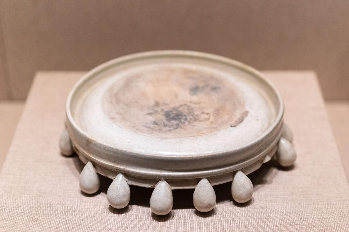 白釉多足瓷砚 白釉多足瓷砚