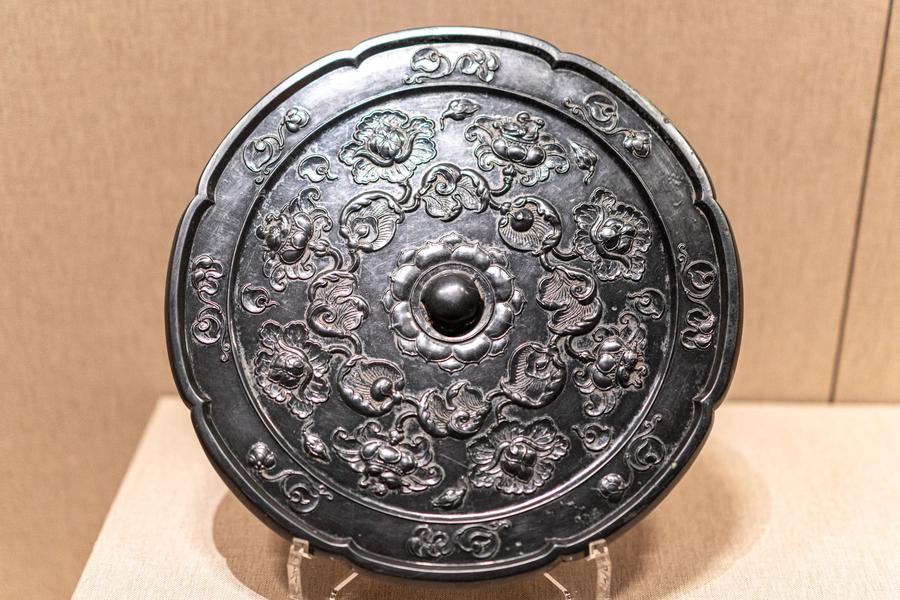 鸳鸯卧莲纹铜镜 鸳鸯卧莲纹铜镜