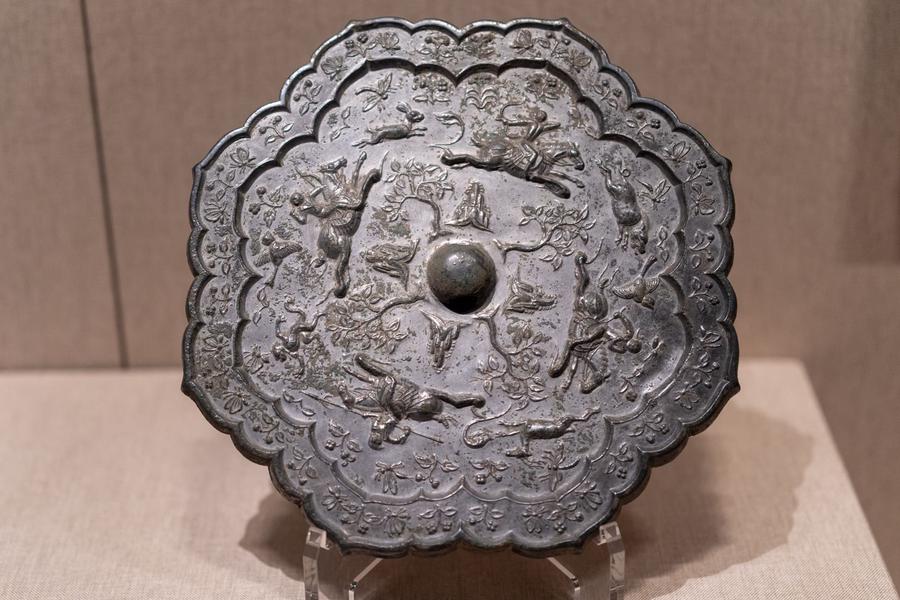 骑马狩猎纹铜镜 骑马狩猎纹铜镜