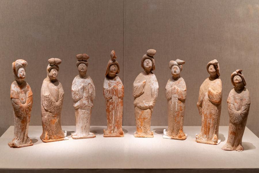 红陶女俑 红陶女俑