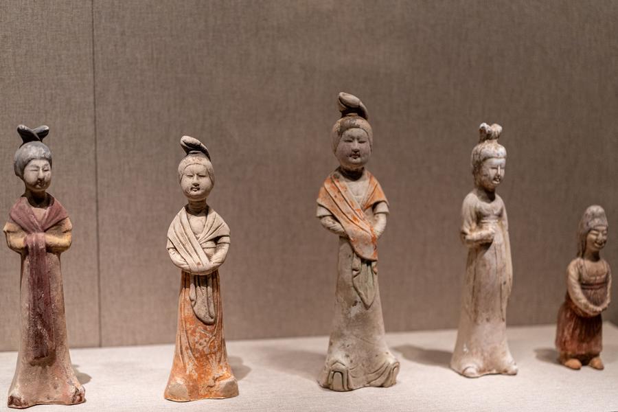 绘彩陶披帛女佣 绘彩陶披帛女佣