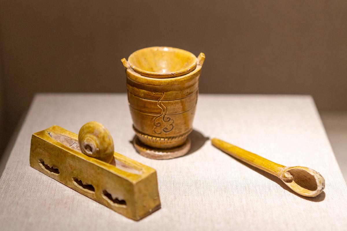 黄釉陶碾、陶炉、陶勺 黄釉陶碾、陶炉、陶勺
