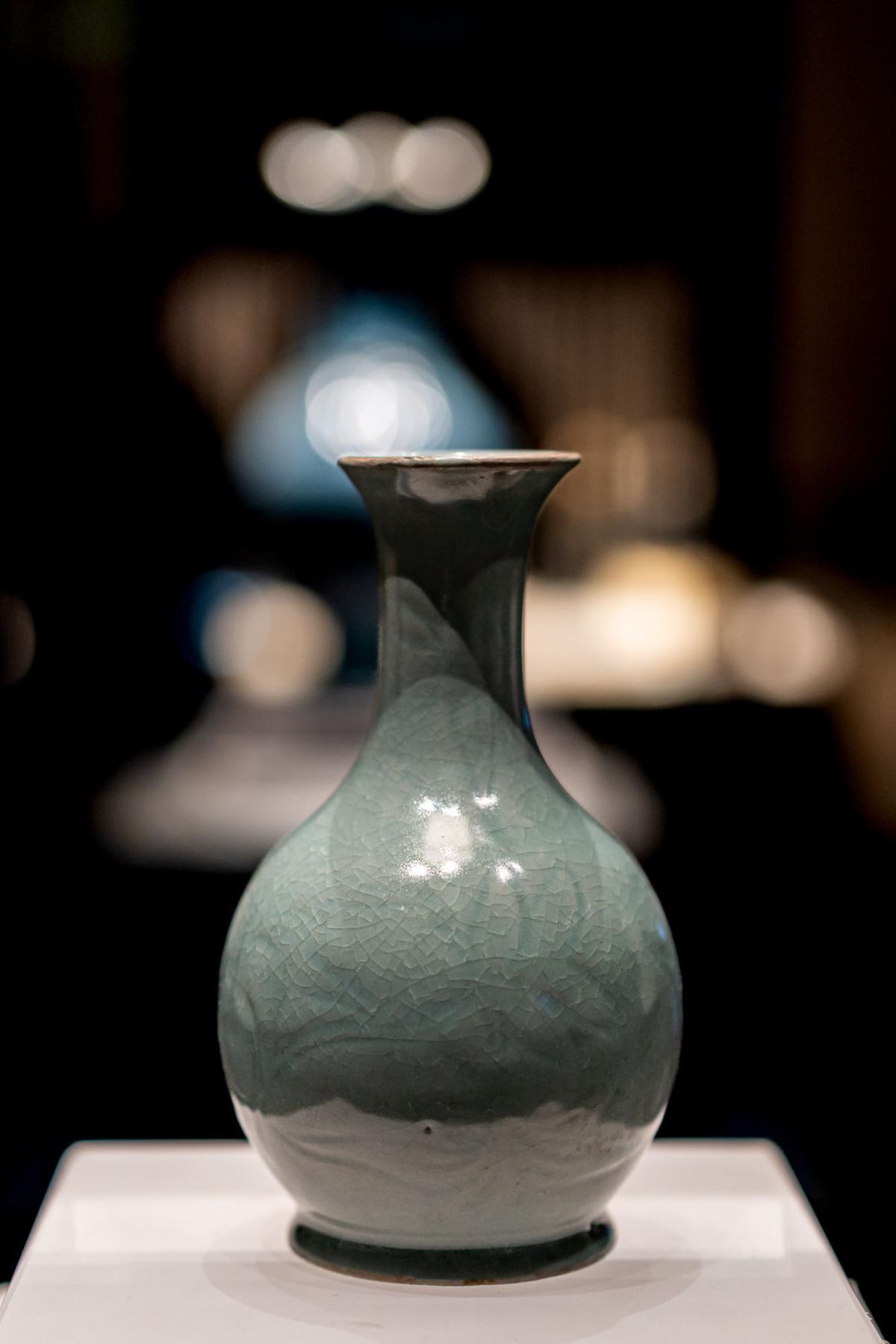 汝窑天蓝釉刻花鹅颈瓶 汝窑天蓝釉刻花鹅颈瓶