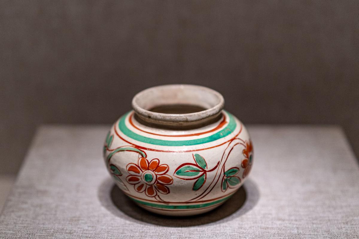 当阳峪窑白釉红绿彩缠枝花卉纹罐 当阳峪窑白釉红绿彩缠枝花卉纹罐