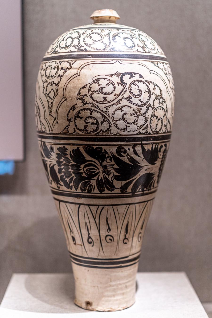 白地黑花瓷梅瓶 白地黑花瓷梅瓶