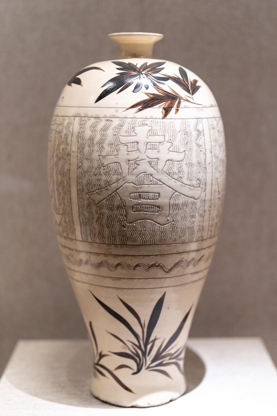 白釉“春夏秋冬”瓷梅瓶 白釉“春夏秋冬”瓷梅瓶