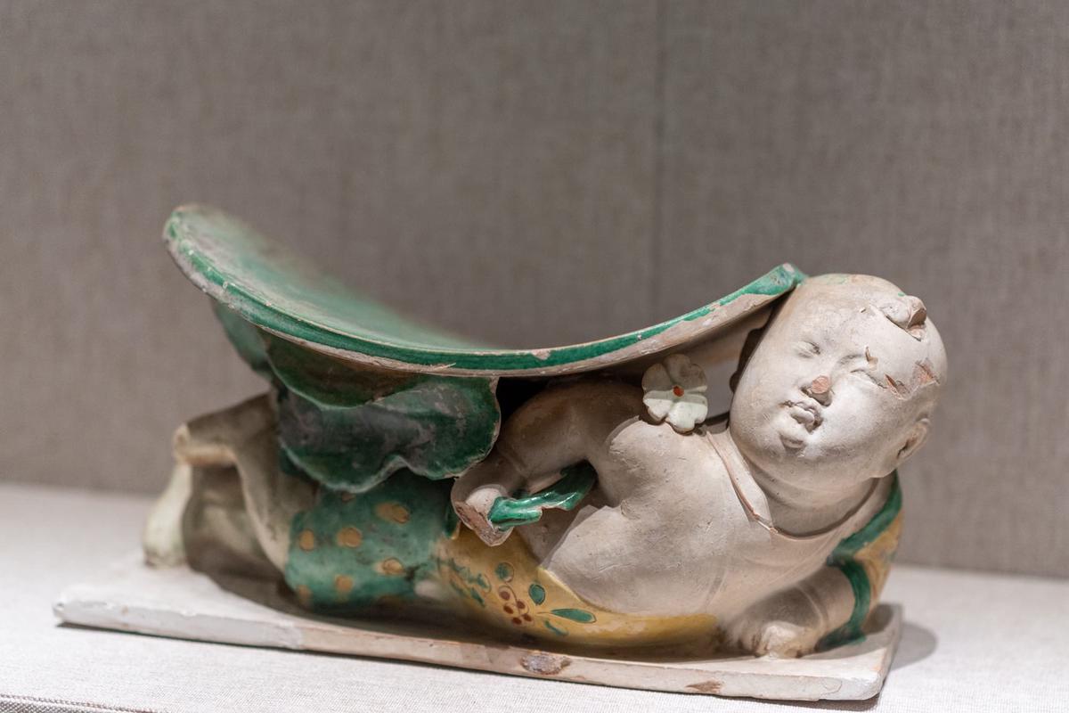 三彩荷叶童子枕 三彩荷叶童子枕