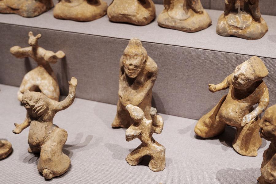 百戏陶俑群 百戏陶俑群