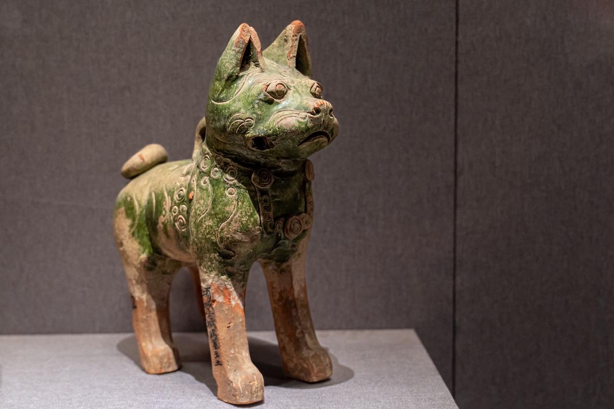 绿釉立姿陶狗 绿釉立姿陶狗