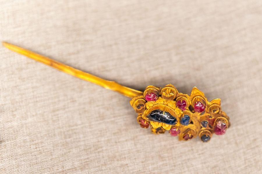 云龙托镶宝石金簪 云龙托镶宝石金簪