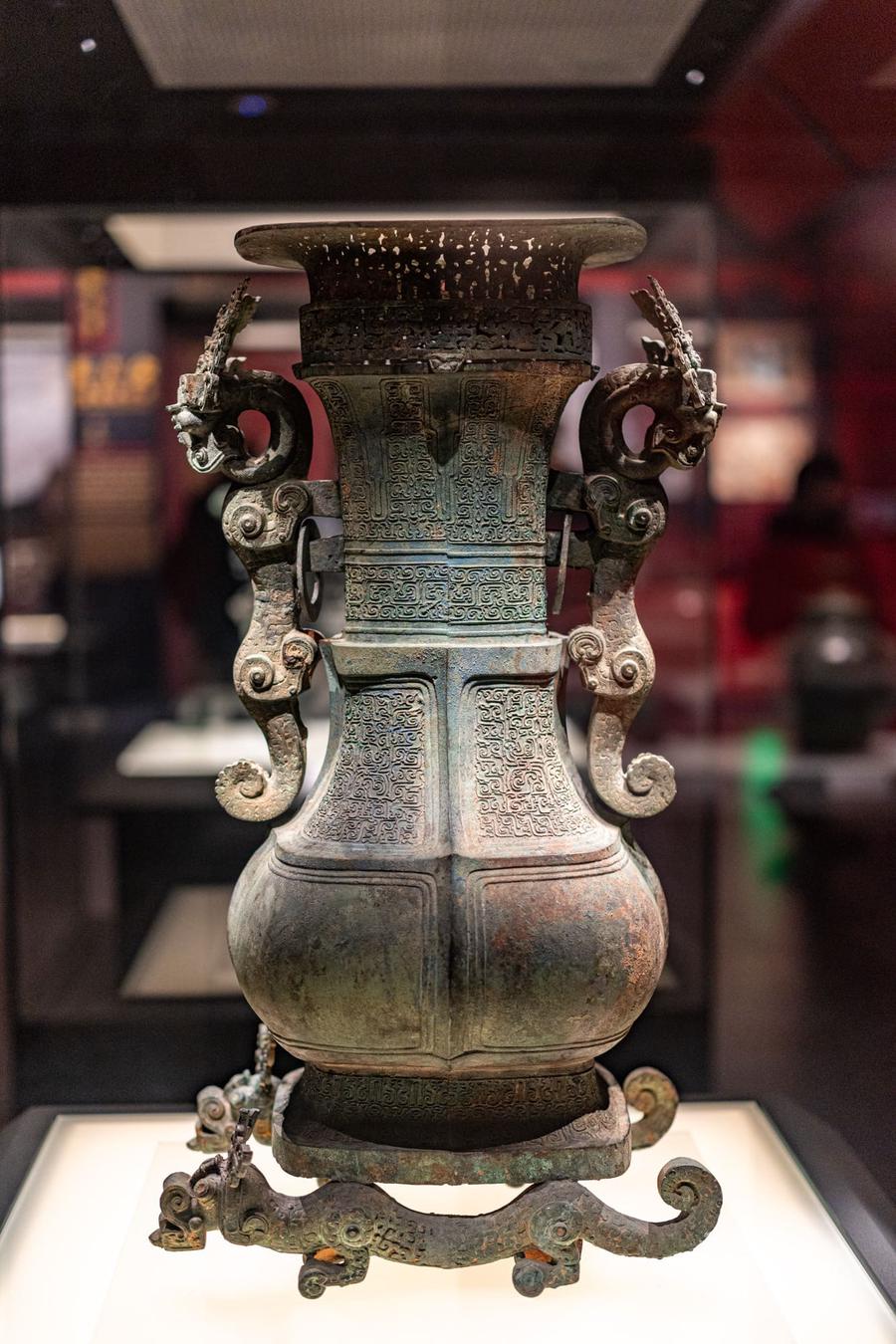 龙耳虎足方壶 龙耳虎足方壶