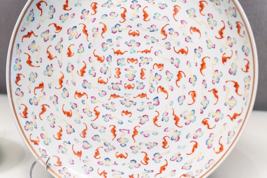 粉彩云蝠纹瓷盘 粉彩云蝠纹瓷盘