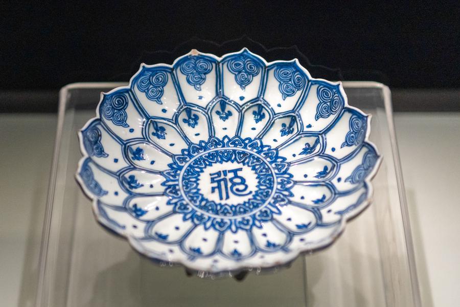 青花梵文莲瓣洗 青花梵文莲瓣洗