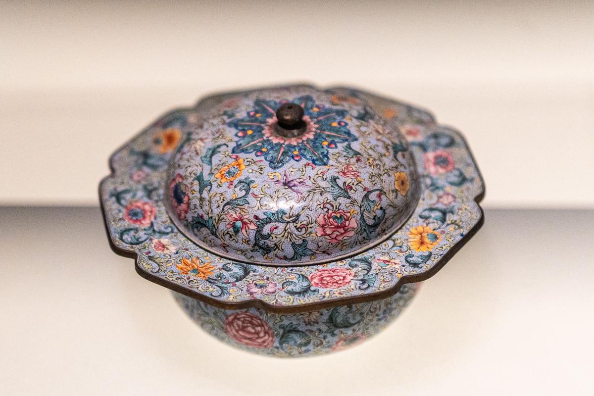 画珐琅花卉带盖香盒 画珐琅花卉带盖香盒