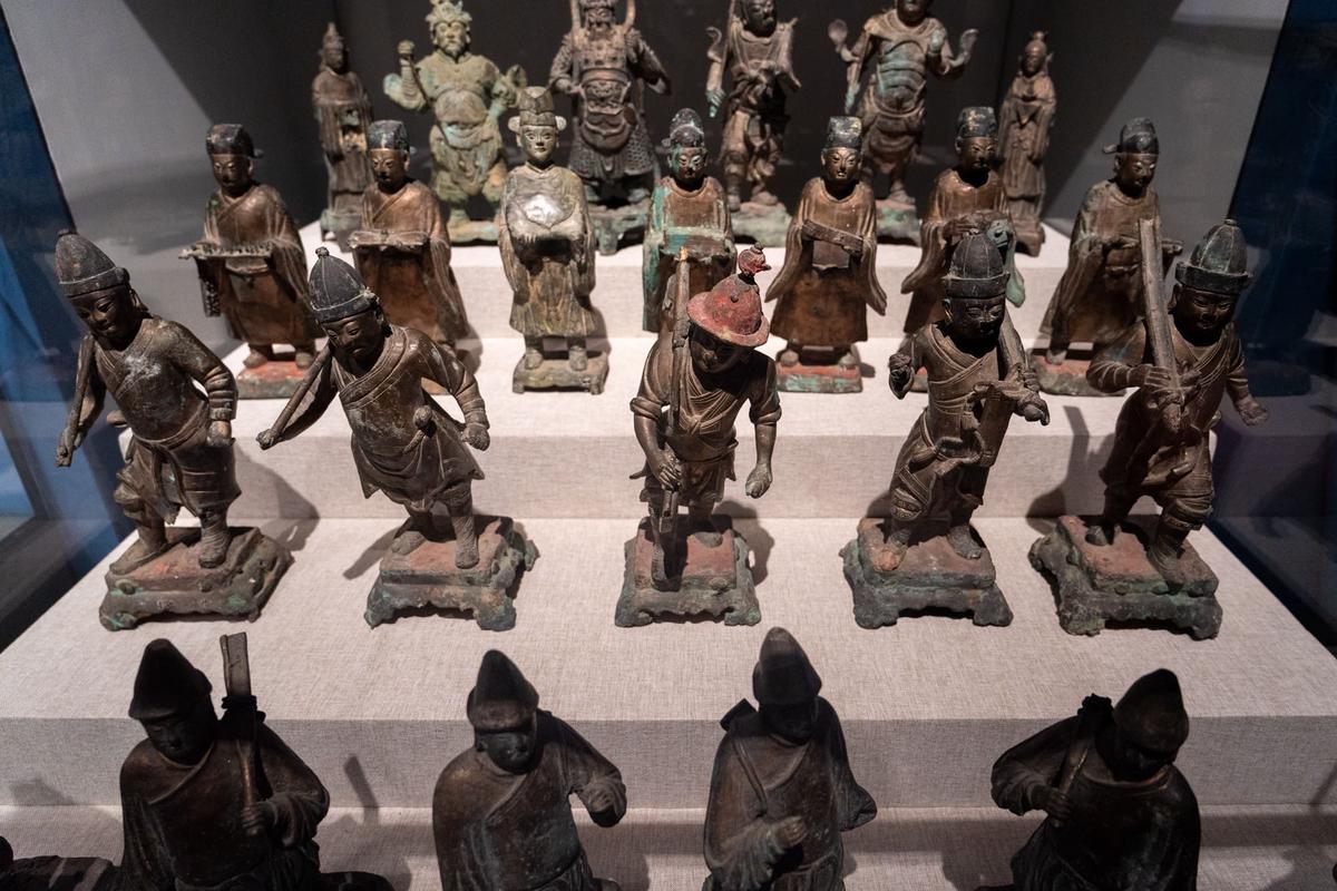 彩绘铜俑 彩绘铜俑