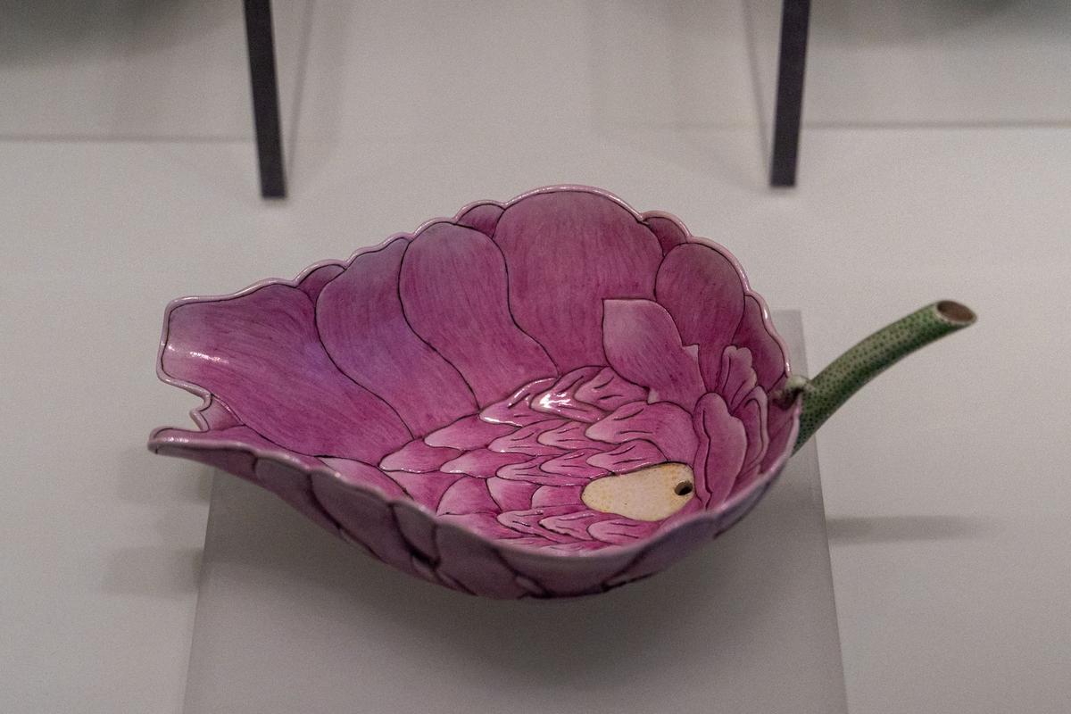 粉彩荷花瓷吸杯 粉彩荷花瓷吸杯