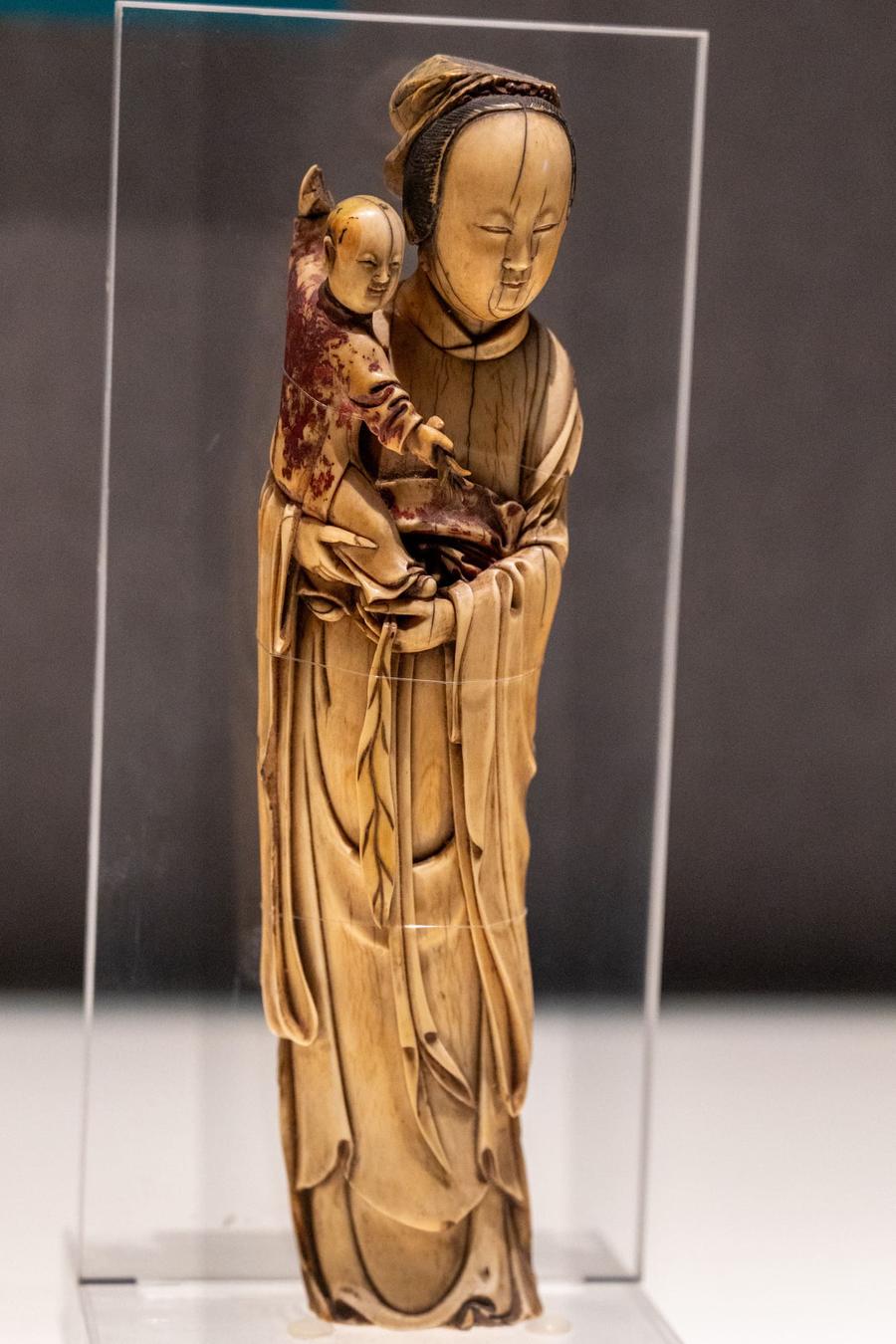 象牙雕妇女抱子 象牙雕妇女抱子