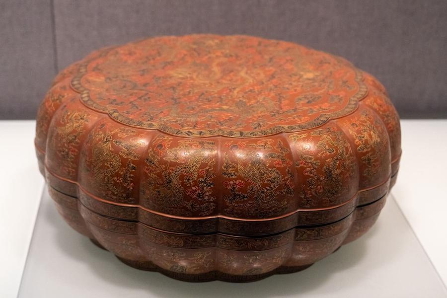 填漆描金云龙纹菊瓣式盒 填漆描金云龙纹菊瓣式盒