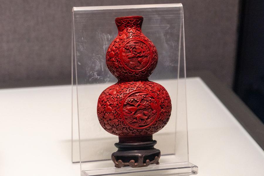 剔红葫芦形壁瓶 剔红葫芦形壁瓶